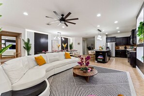 Smart TV, video games, table football - Casa Bonita Themed Rooms + Pool Near Disney (Kissimmee)