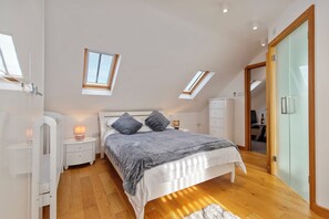 Iron/ironing board, free WiFi, bed sheets - Sea and Steam - Close to Village and Beach (Saundersfoot)