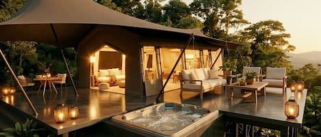Suite Deluxe, vista a la montaña | Minibar, caja de seguridad en la habitación y ropa de cama