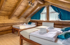 4 bedrooms, iron/ironing board, travel cot, free WiFi - Pet friendly home in Fuzine with sauna (Fuzine)