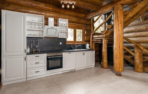 Kühlschrank, Ofen, Geschirrspüler, Wasserkocher mit Kaffee-/Teezubehör