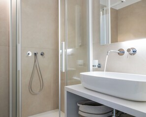 Dusche, Haartrockner, Bidet, Handtücher