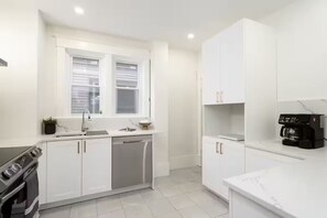 Private kitchen - 3-Storey Wolseley Home | 4 Bed | 4 Bath | (Winnipeg)