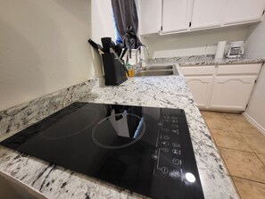Frigorífico, microondas, placa de cocina y cafetera o tetera