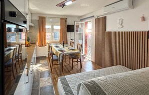Dining - Stunning apartment in Omisalj with WiFi (Omisalj)