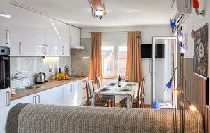 Fridge, stovetop, coffee/tea maker, cookware/dishes/utensils - Stunning apartment in Omisalj with WiFi (Omisalj)
