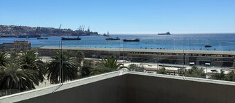 Valpo Coast Suites · Modern Apartment + Parking + Rooftop