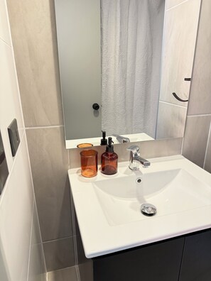 Séchoir à cheveux, serviettes fournies, savon, shampooing