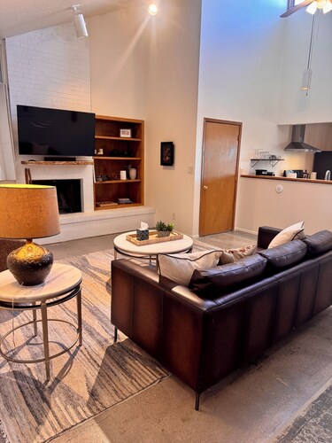Spacious 6-bedroom house on 115 acre ranch in Lamy/Santa Fe