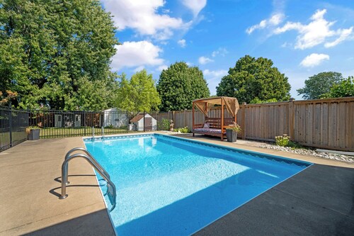 Fun Pool for kids, parents, minutes to Niagara Falls, Clifton Hill, restaurants