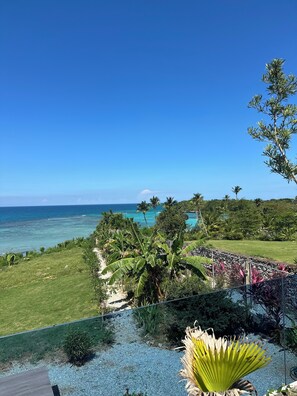 Property grounds - Beachfront villa in Samaná with private pool (Las Galeras)