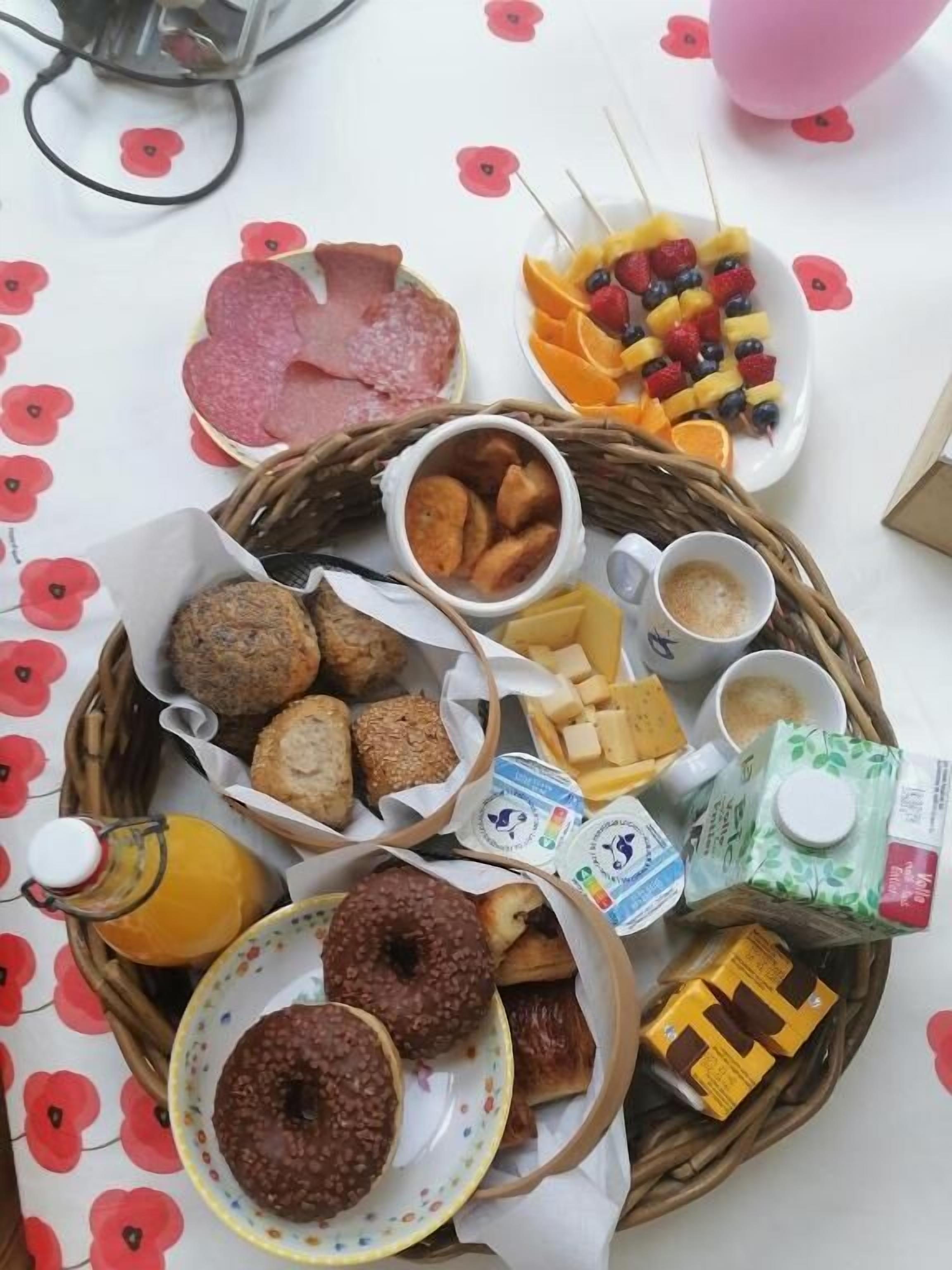 Una mesa con una variedad de alimentos y bebidas para el desayuno.