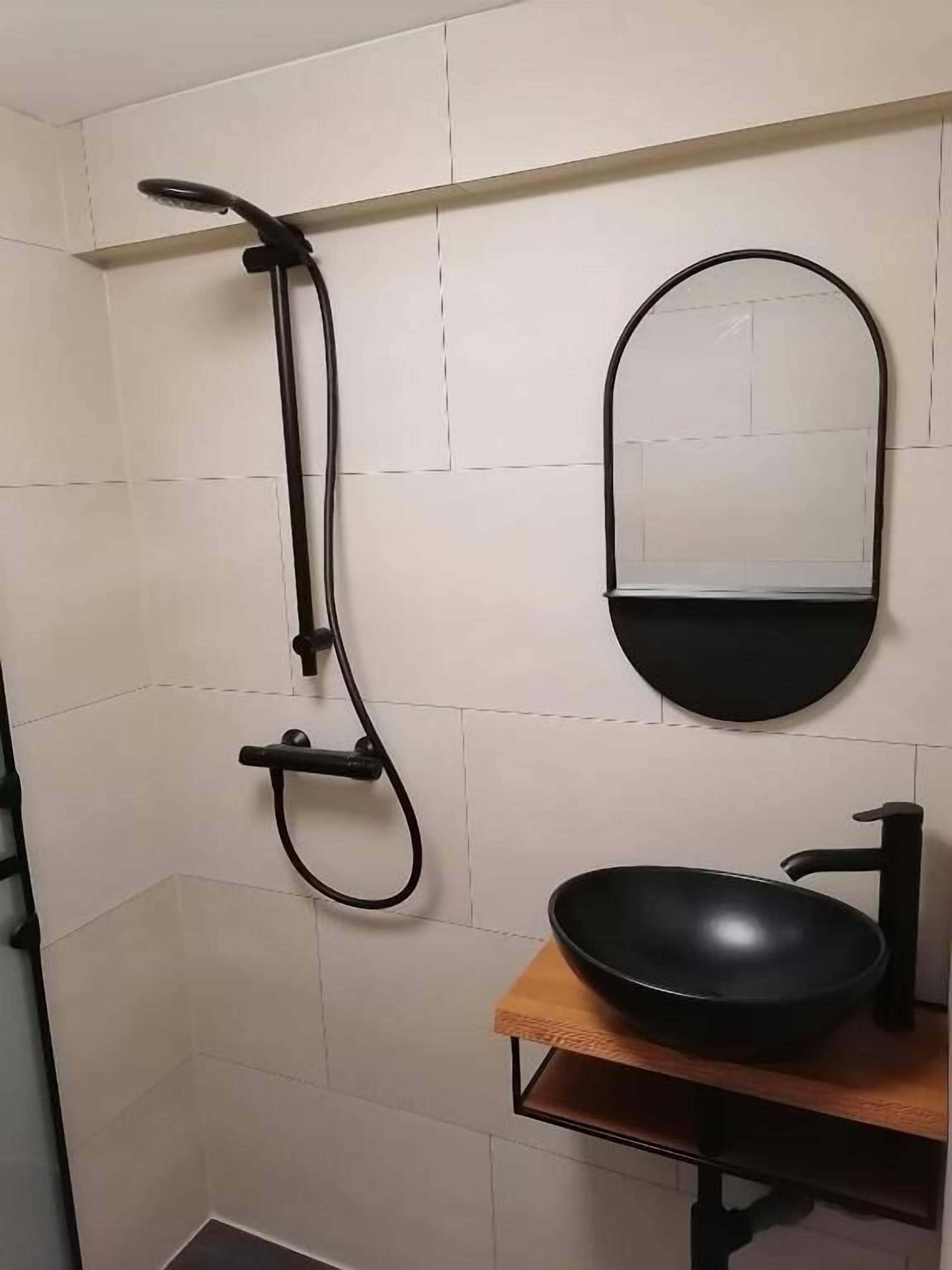 Studio, uitzicht op tuin | Badkamer | Pantoffels