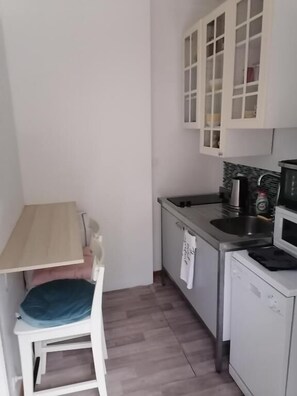 Departamento Deluxe, vista al jardín | Cocina privada