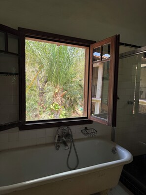 Shower, towels, soap, toilet paper - Hacienda Palma Escondida (Brisas de Zicatela)