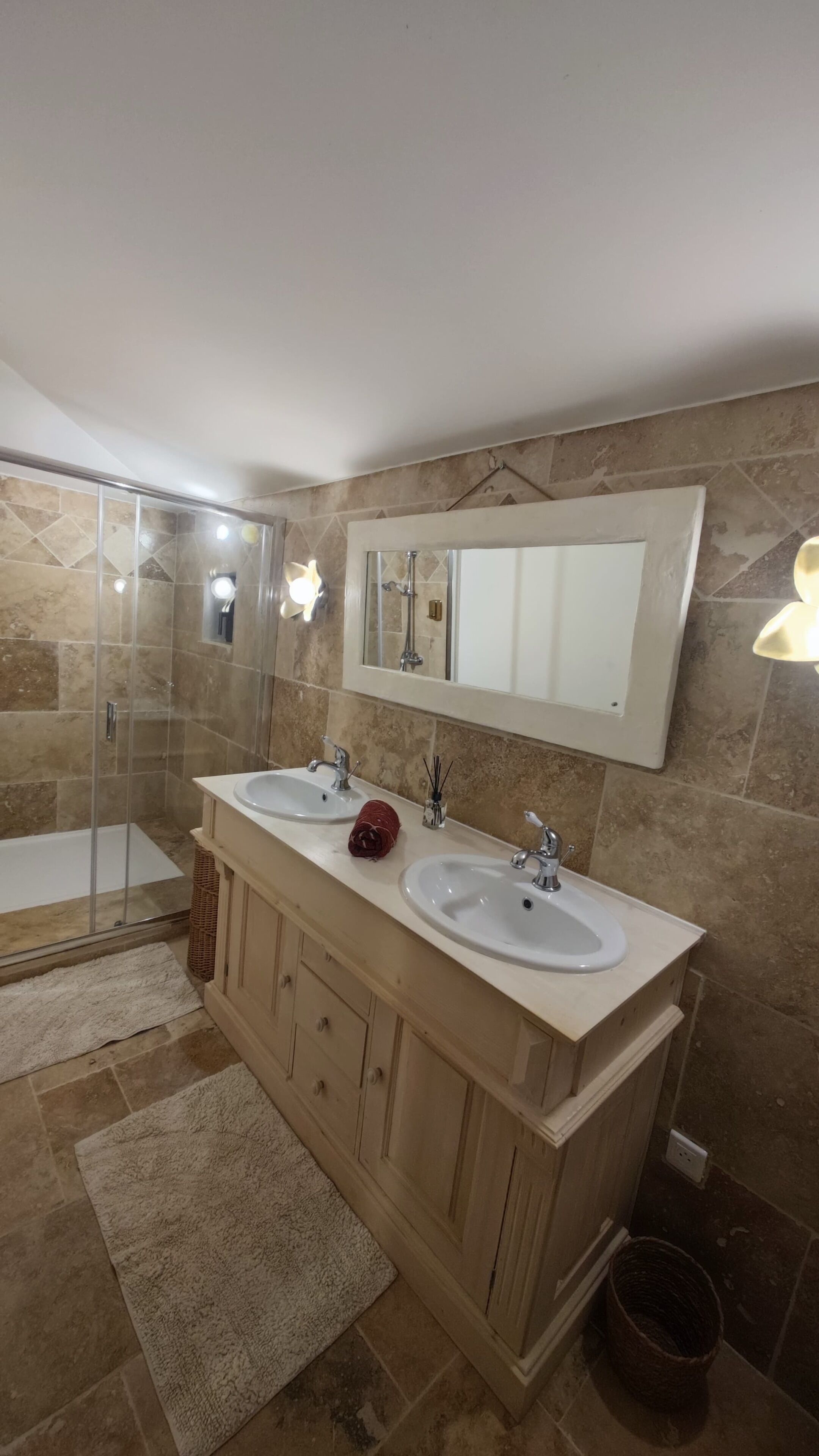 Dutxa, assecador de cabells, bidet i tovalloles 