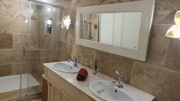 Dutxa, assecador de cabells, bidet i tovalloles