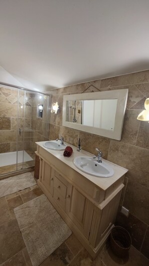 Dutxa, assecador de cabells, bidet i tovalloles 