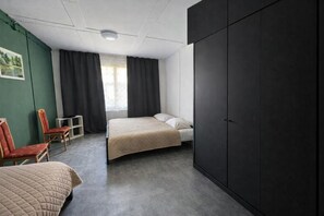 4 bedrooms, WiFi, bed sheets - Cozy group stay · 4 rooms · Shared facilities · Outdoor pool (Březová)