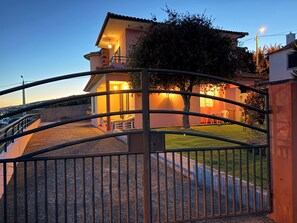 Property grounds - House with sea and airport views (Santa Cruz)