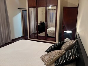 3 bedrooms, desk, iron/ironing board, travel cot - House with sea and airport views (Santa Cruz)