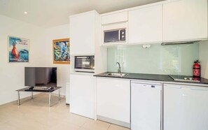 Fridge, microwave, oven, stovetop - Cocon de sérénité avec jardin – Proche Mer & Bourg (La Forêt-Fouesnant)