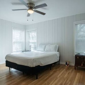 Iron/ironing board, WiFi, bed sheets - Two Story, Two Balcony Home With Large Backyard (Richland Hills)