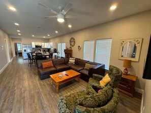 TV - Sleeps 8, 4 Queen Beds, W/ Poker Table and Games! (Fort Worth)