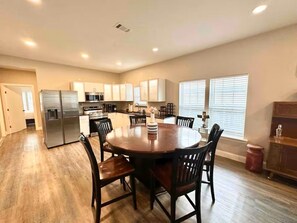 Dining - Sleeps 8, 4 Queen Beds, W/ Poker Table and Games! (Fort Worth)