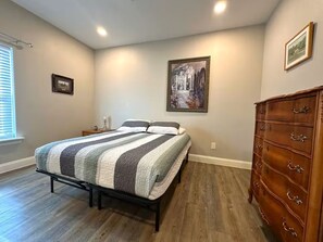 Room - Sleeps 8, 4 Queen Beds, W/ Poker Table and Games! (Fort Worth)