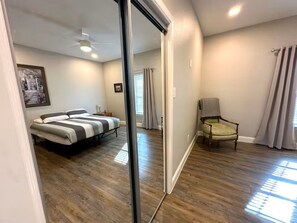 4 bedrooms, desk, iron/ironing board, free WiFi - Sleeps 8, 4 Queen Beds, W/ Poker Table and Games! (Fort Worth)