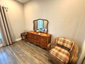 Interior - Sleeps 8, 4 Queen Beds, W/ Poker Table and Games! (Fort Worth)