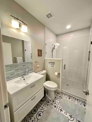 Bathroom - Sleeps 8, 4 Queen Beds, W/ Poker Table and Games! (Fort Worth)