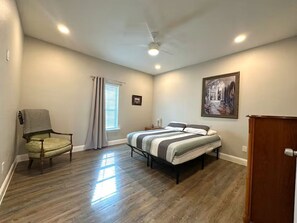 Room - Sleeps 8, 4 Queen Beds, W/ Poker Table and Games! (Fort Worth)