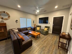 Living area - Sleeps 8, 4 Queen Beds, W/ Poker Table and Games! (Fort Worth)