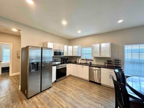 Fridge, microwave, oven, stovetop - Sleeps 8, 4 Queen Beds, W/ Poker Table and Games! (Fort Worth)