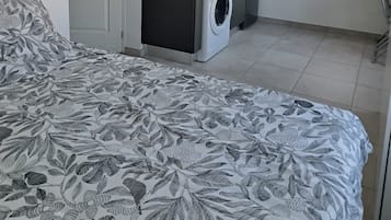 1 habitación, tabla de planchar con plancha y cuna de viaje