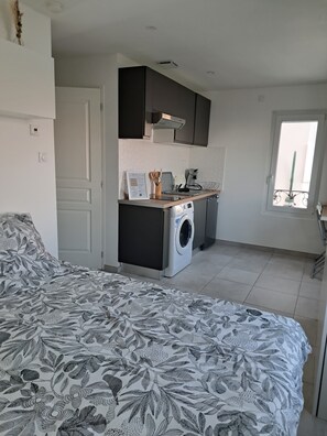 1 chambre, fer et planche à repasser, lit parapluie, Wi-Fi gratuit