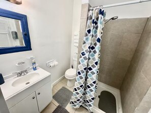 Sèche-cheveux, serviettes fournies, savon, shampoing