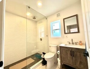 Hair dryer, towels, soap, shampoo - Spacious Ground Suite: Sleeps 4 EV Charger  Pet (South Padre Island)