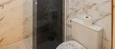 ヘアドライヤー、石鹸、トイレットペーパー
