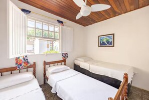 3 bedrooms, iron/ironing board, free WiFi, bed sheets - Bromelia House, 15 minutes from the Historic Center (Paraty)