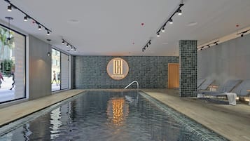 Una piscina cubierta