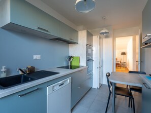 Fridge, microwave, oven, stovetop - Bright apartment, parking - 6 guests in Arcachon (Arcachon)