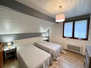 4 bedrooms, free WiFi, bed sheets - Spacious chalet near Gérardmer (Gerbamont)
