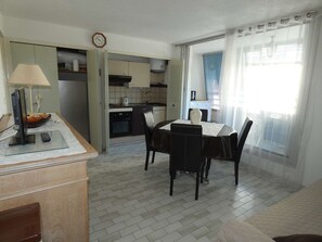 Dining - Quiet 1-Bedroom Apartment for 4, Near Beach and Shops with Private Parking (La Grande-Motte)