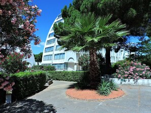 Property grounds - Quiet 1-Bedroom Apartment for 4, Near Beach and Shops with Private Parking (La Grande-Motte)