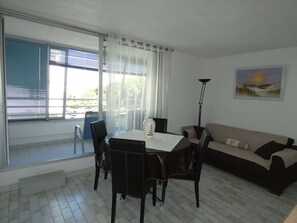 Interior - Quiet 1-Bedroom Apartment for 4, Near Beach and Shops with Private Parking (La Grande-Motte)