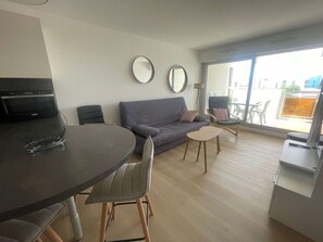 TV - 2-Room Apartment in La Grande-Motte, Near Beach and Shops, Private Parking (La Grande-Motte)