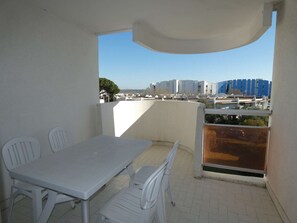Outdoor dining - 2-Room Apartment in La Grande-Motte, Near Beach and Shops, Private Parking (La Grande-Motte)